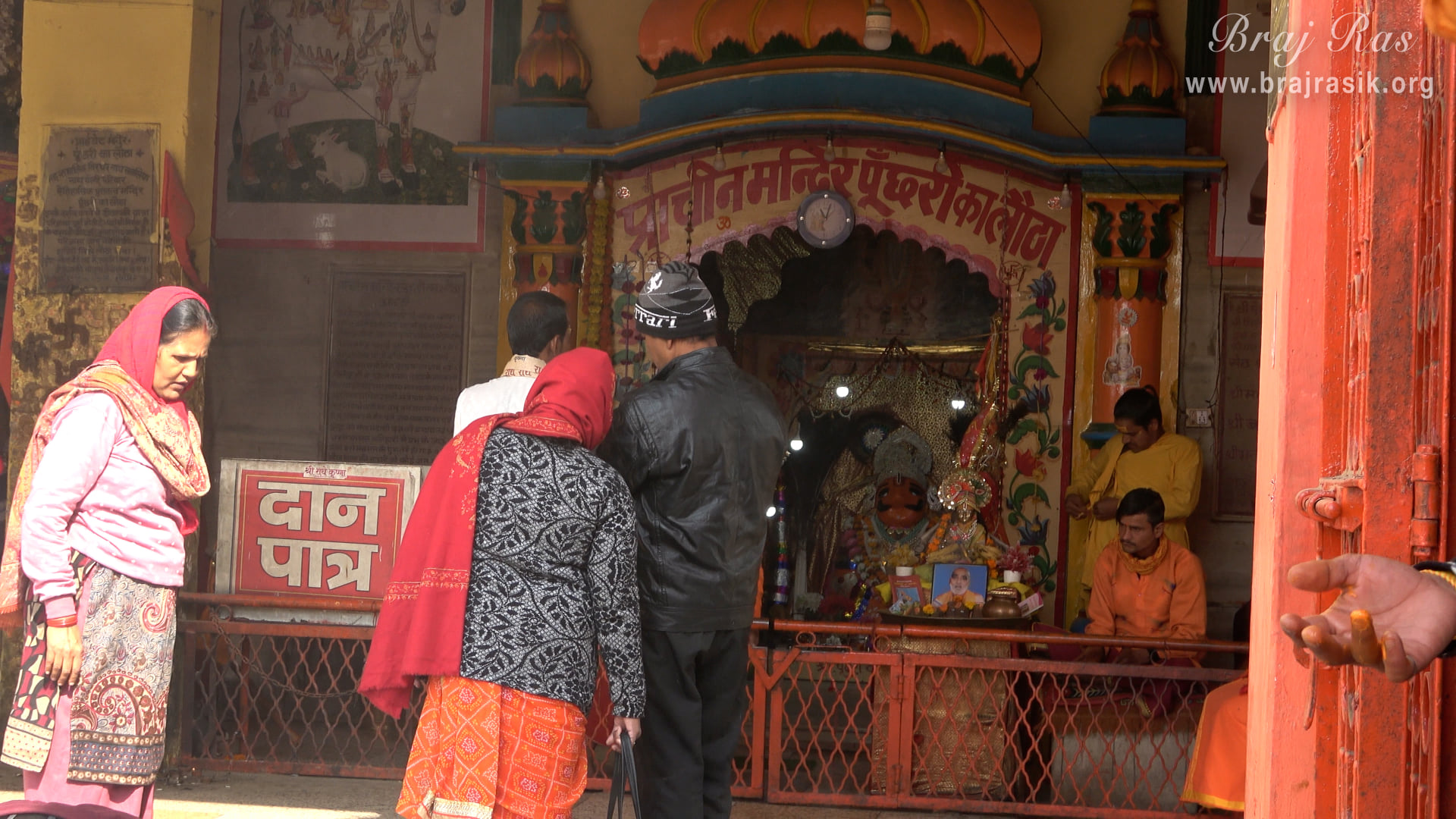 A distant darshan of Punchari Ka Lautha in Govardhan.