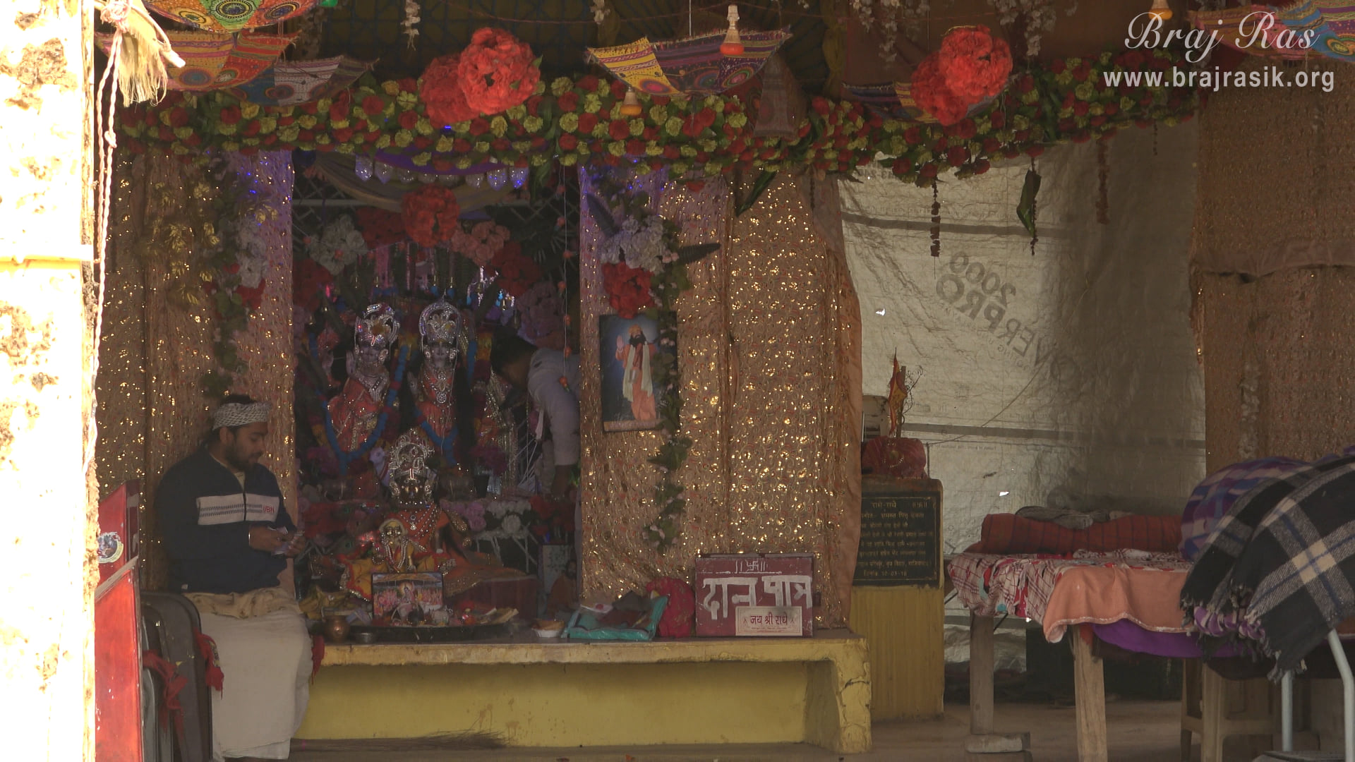 Darshan of Shri Krishn and his cowherd friend Lautha in Punchari Ka Lautha in Govardhan.