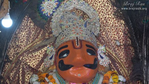 Close darshan of Punchari Ka Lautha in Govardhan.
