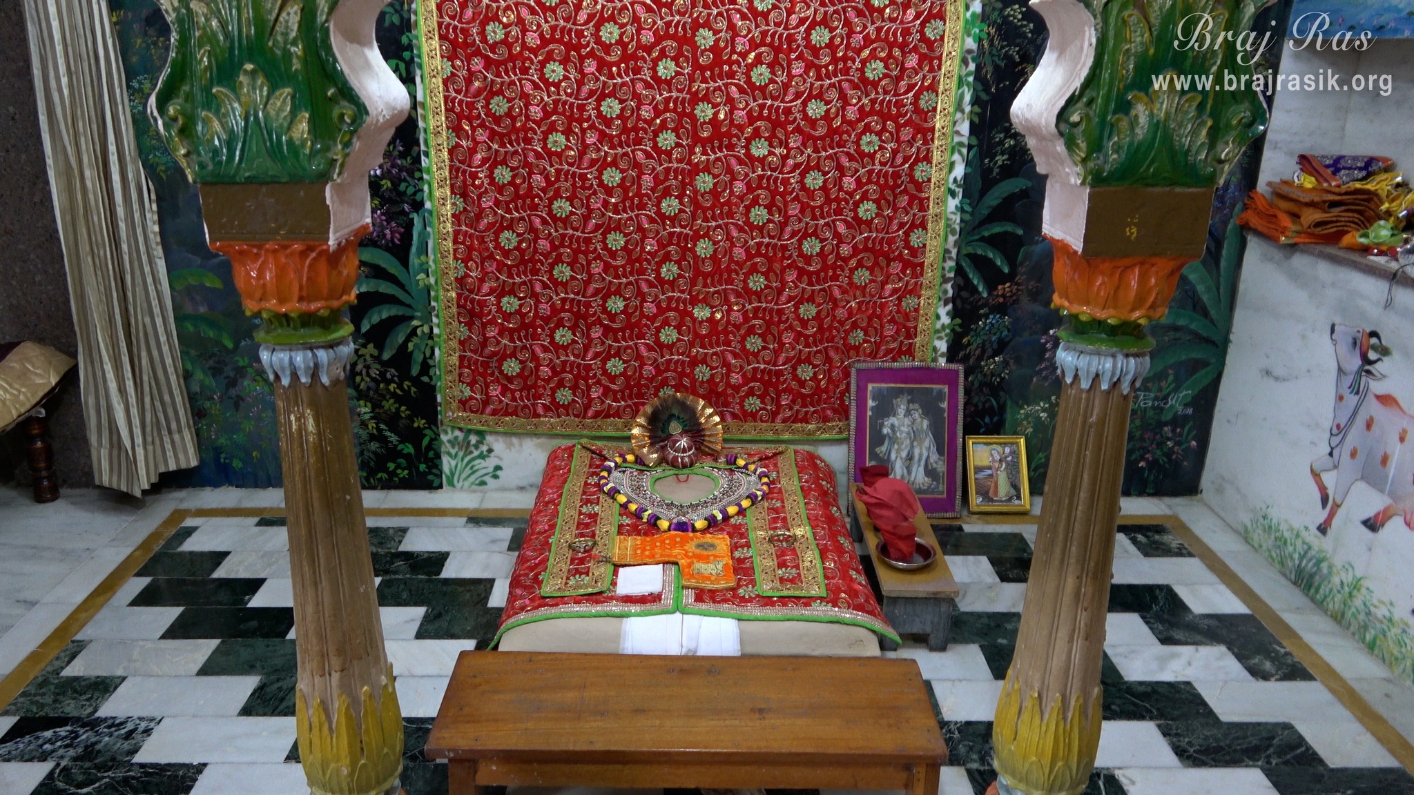 Darshan of Baithak of Gusain Shri Vitthalnath Ji at Shri Thakurani Ghat and Shri Govind Ghat in Gokul.