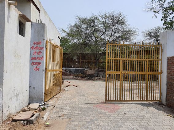 Entrance of Radha Bavdi in Vrindavan.
