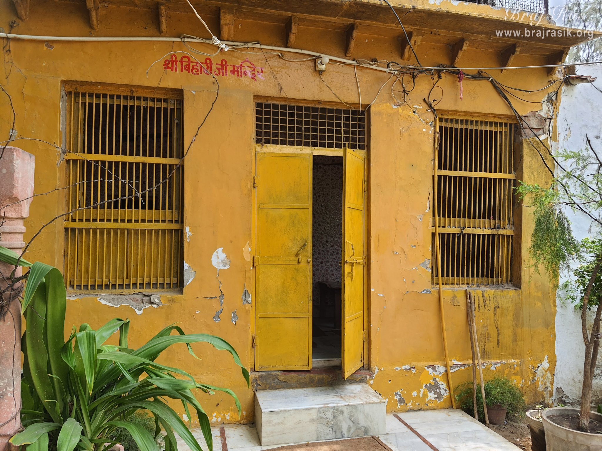 View of Shri Bihari Ji Temple at Radha Bavdi in Vrindavan.