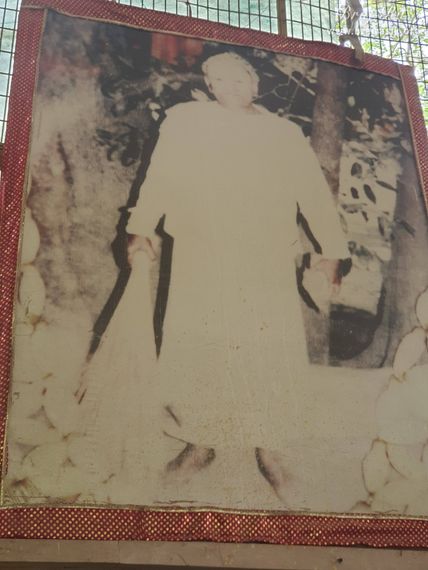 Photo of a saint with a broom in his hand at Radha Bavdi in Vrindavan.