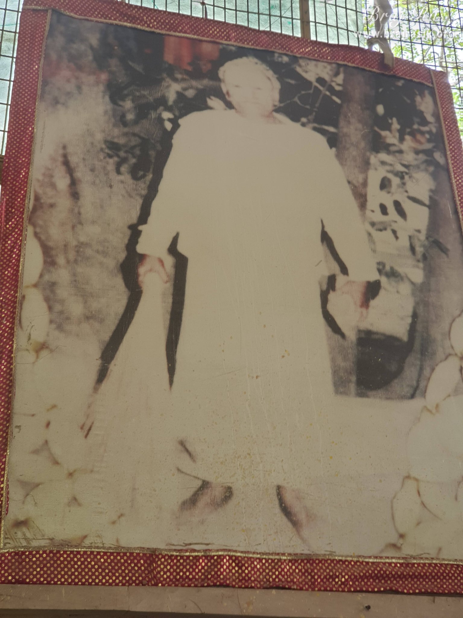 Photo of a saint with a broom in his hand at Radha Bavdi in Vrindavan.