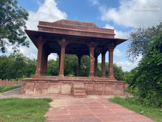 Distant view of Raskhan Samadhi