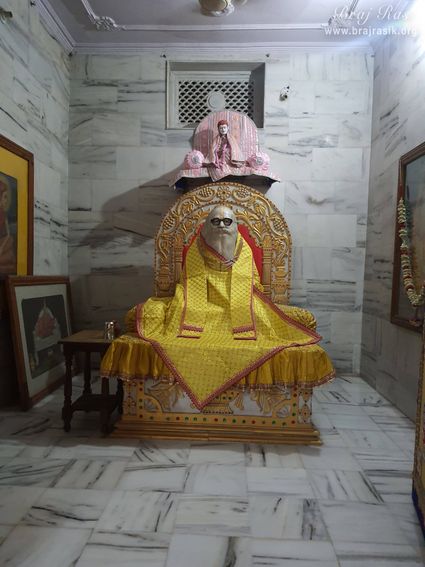Distant darshan of Shri Hita Das Ji in Shri Hita Mahal, Vrindavan
