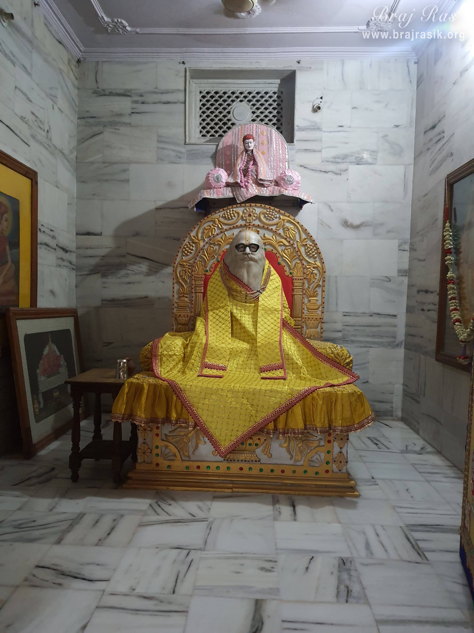 Distant darshan of Shri Hita Das Ji in Shri Hita Mahal, Vrindavan