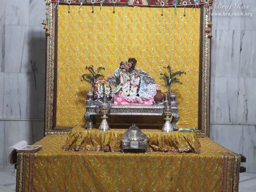 A nice darshan of Shri Lalit Ladali Lal Ji in Shri Hita Mahal, Vrindavan