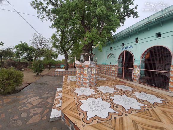 Cross view of Shri Mor Bihari Temple, Nandgaon.