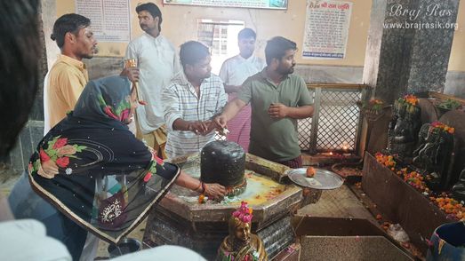 Devotees and priest worshipping Lord Chintaharan in Chintaharan Mahadev Temple in Gokul Mahavan.