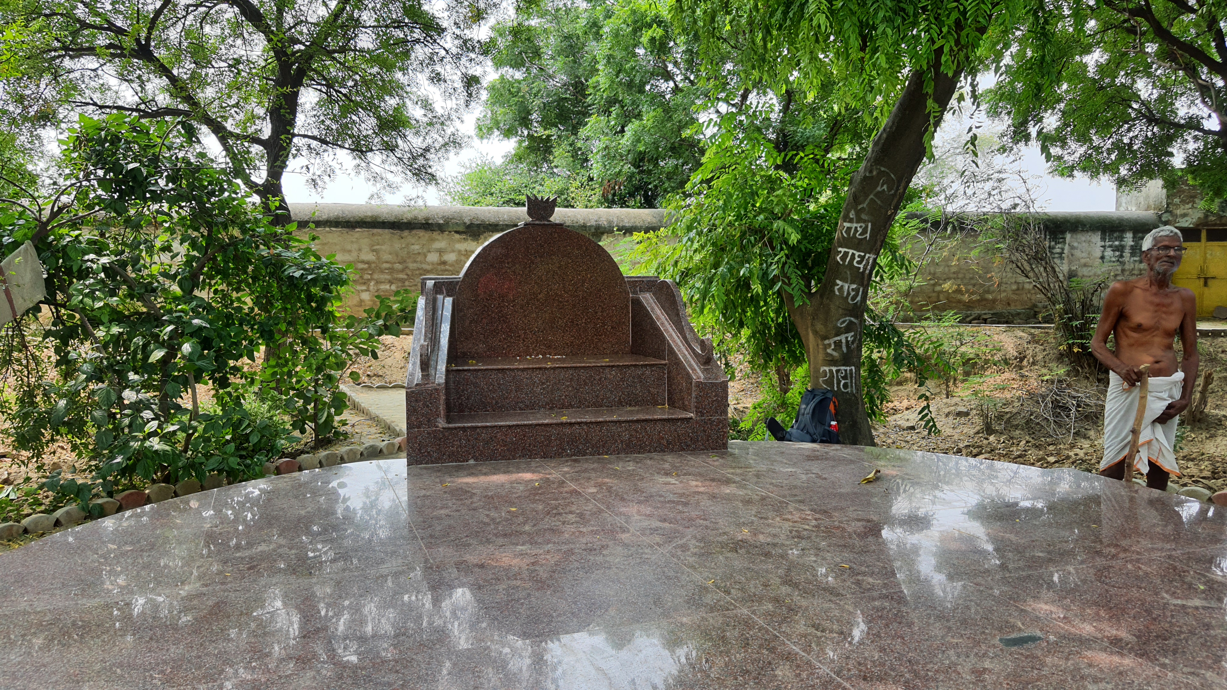 In Radha Bagh, many Rasik devotees have worshipped Shri Radha. Some of these Rasik devotees are Gaunrangi Sharan Ji (guru of Shri Hita Premanand Ji), Shri Albeli Sharan of Haridasi sect. who have stayed here for many years and performed Bhajan here. 