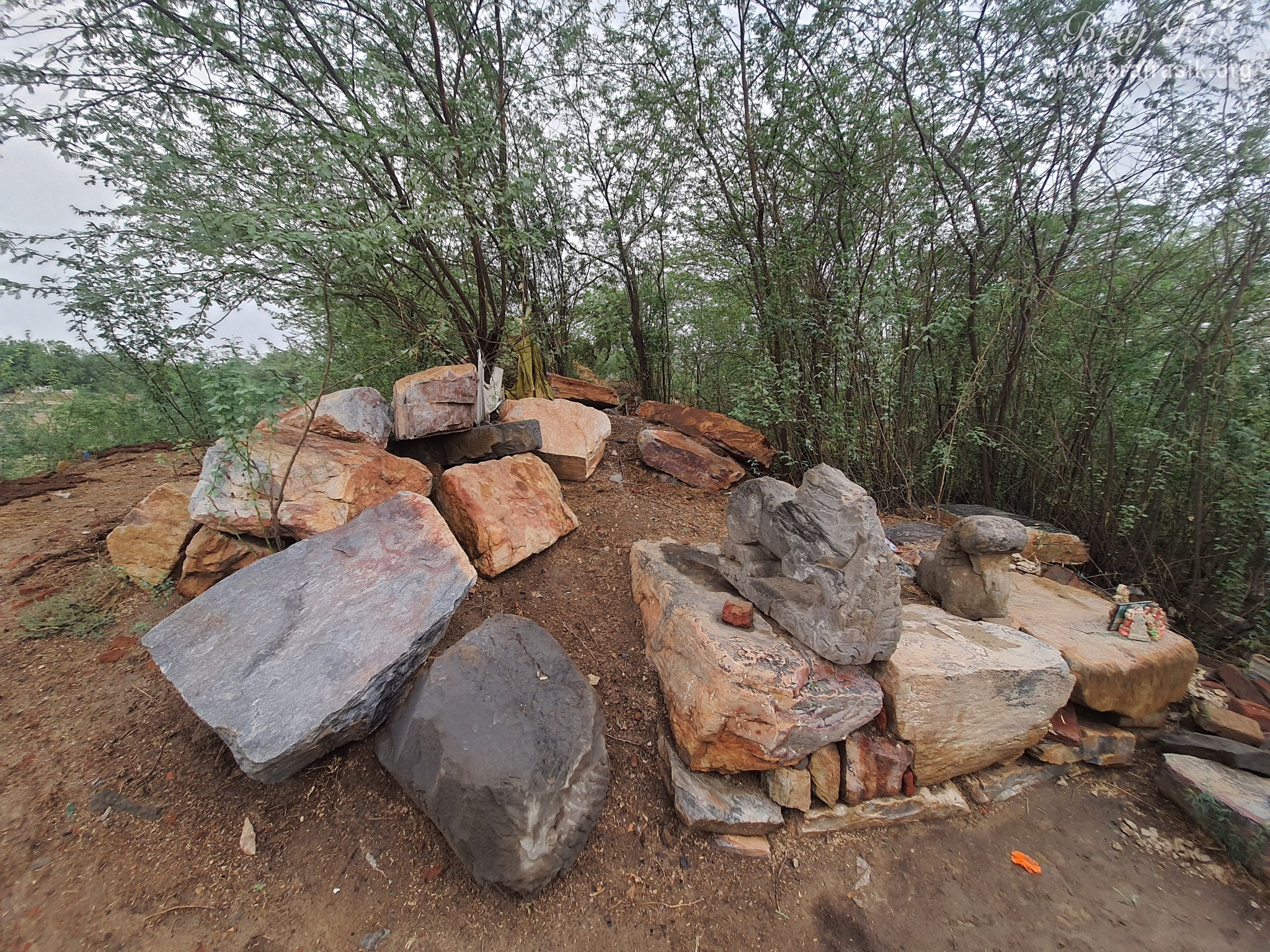 Long view of Hau Bilau near Yashoda Kund in Nandgaon.