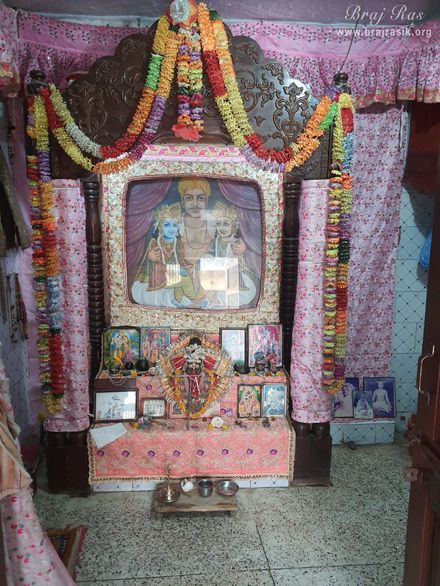 नंद बैठक, नंदगाँव में महाराज नंद की गोद में विराजमान कृष्ण और बलराम के दर्शन । 