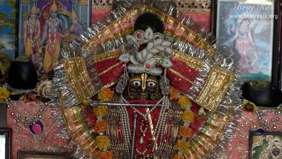 नंद बैठक, नंदगाँव में भगवान गोवर्धन के दर्शन ।