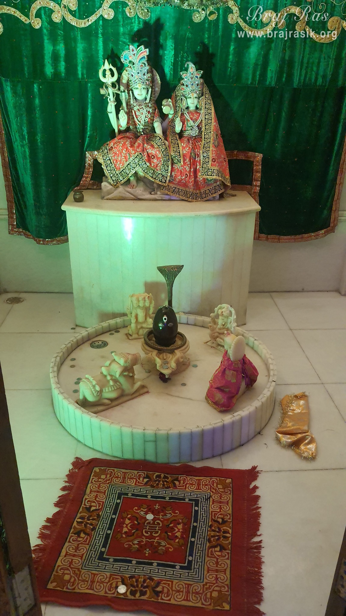 श्री प्रियकांत जू मंदिर, वृंदावन में भगवान शिव और देवी पार्वती के दर्शन ।