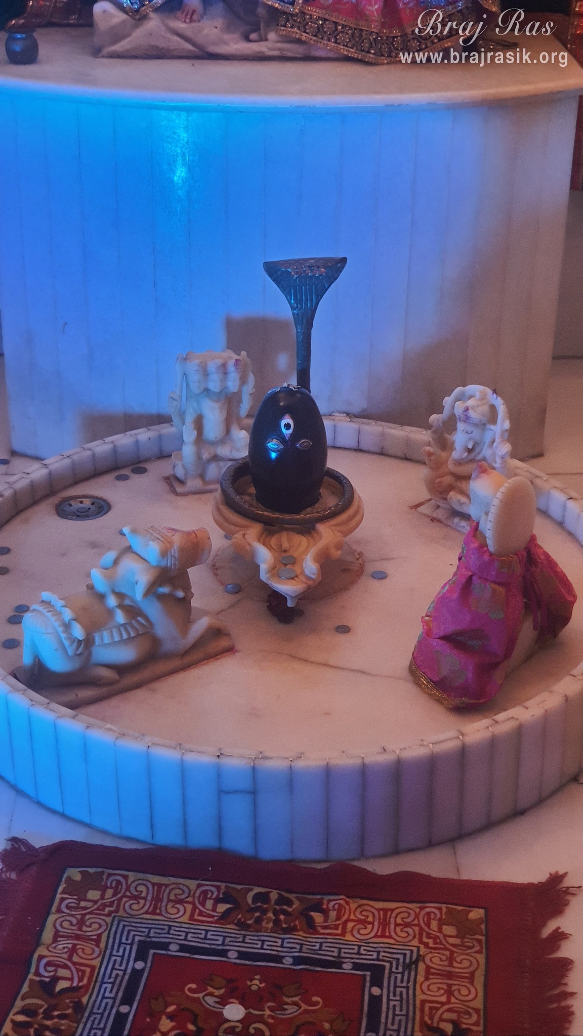 श्री प्रियकांत जू मंदिर, वृंदावन में शिव लिंग के दर्शन ।