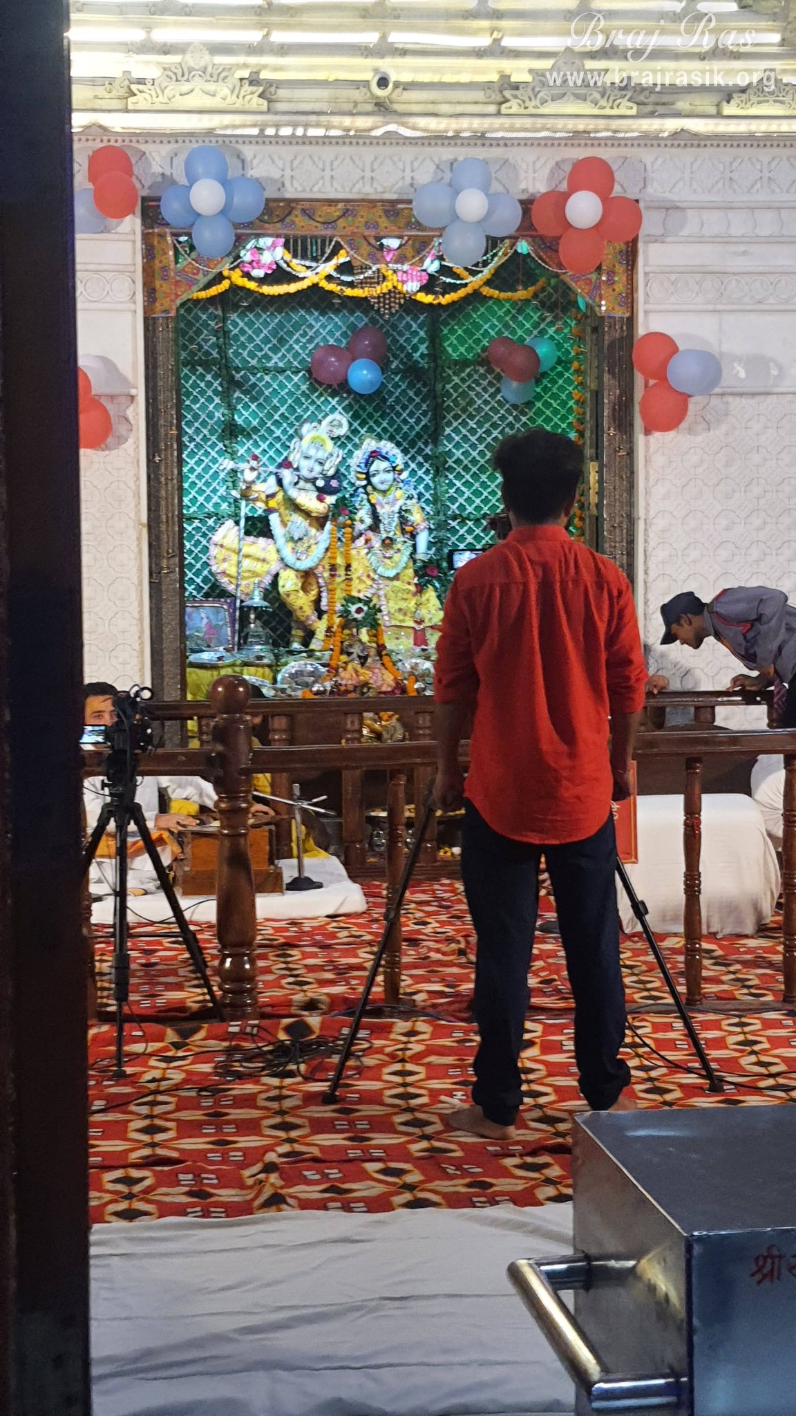 श्री प्रियकांत जू मंदिर, वृंदावन में श्री प्रियकांत जू के दर्शन ।