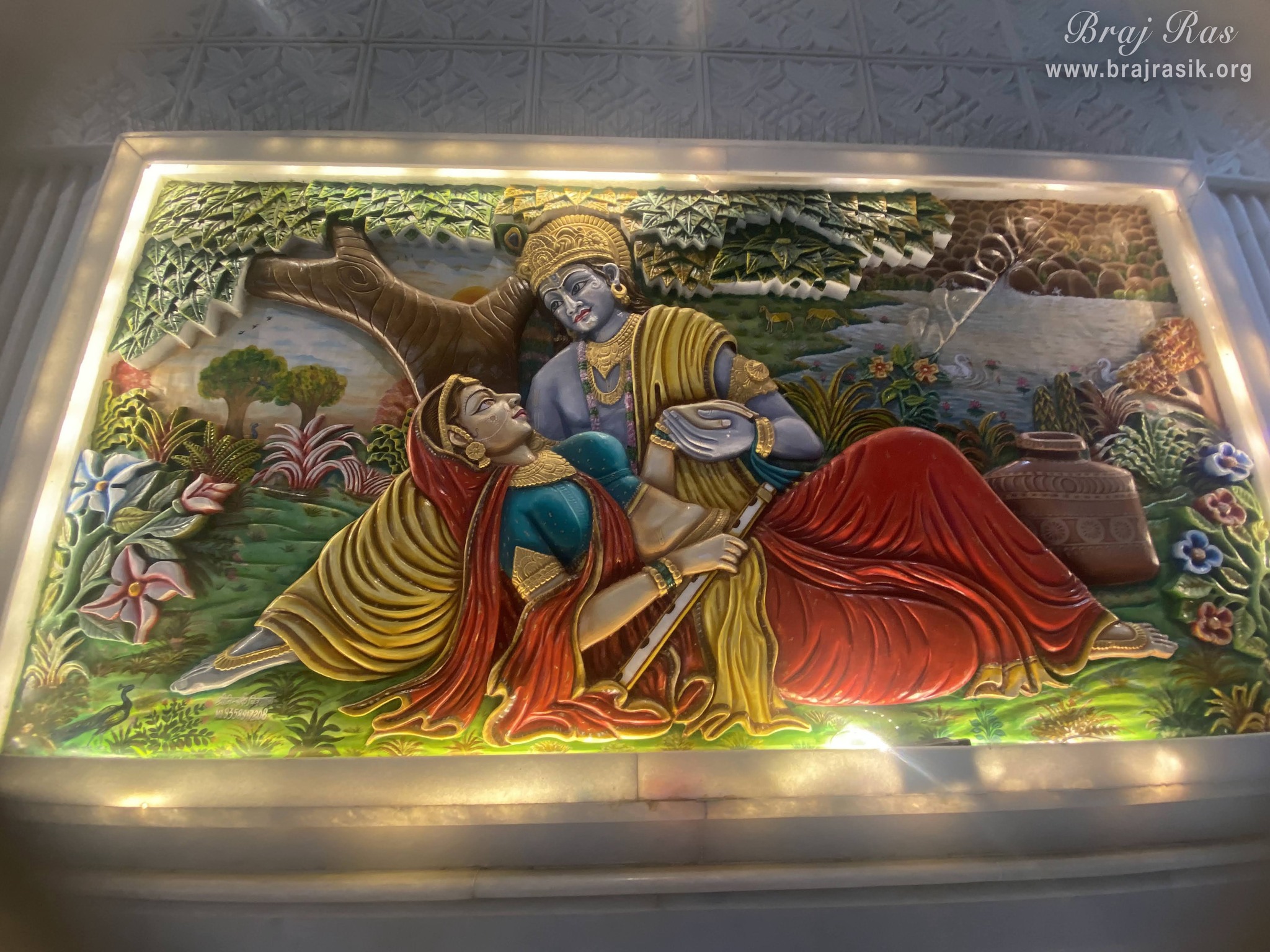 श्री राधा कृष्ण की दिव्य लीला श्री प्रियकांत जू मंदिर, वृंदावन की दीवार पर चित्रित है ।