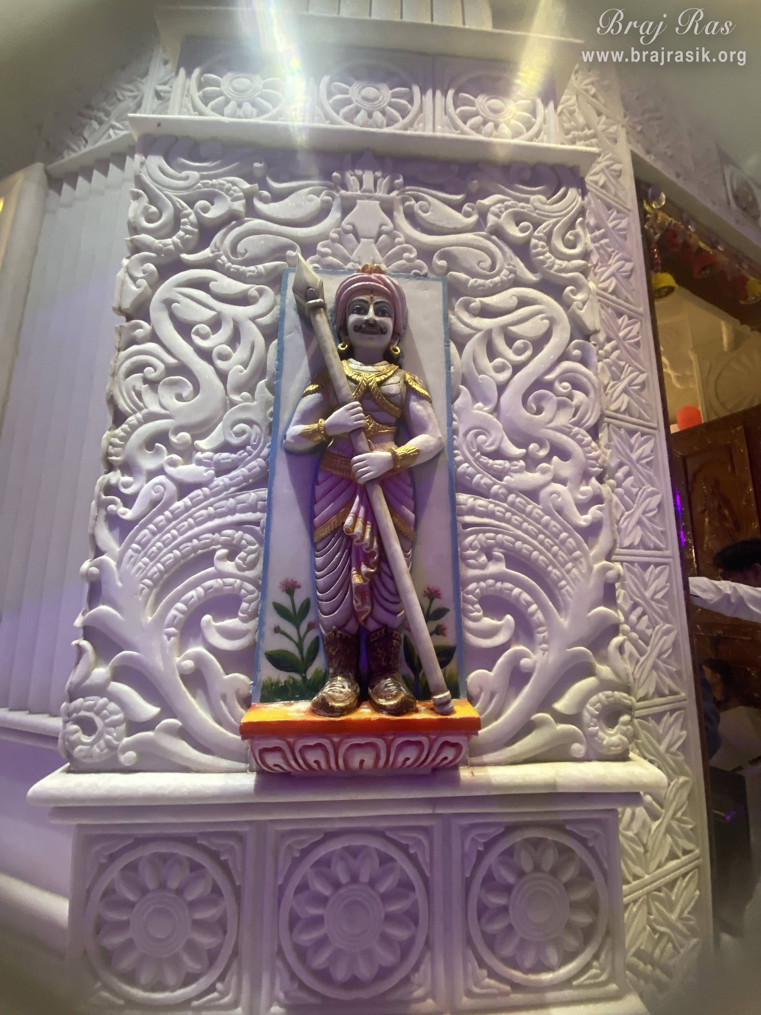 श्री प्रियकांत जू मंदिर, वृंदावन की सुंदर वास्तुकला का दृश्य ।