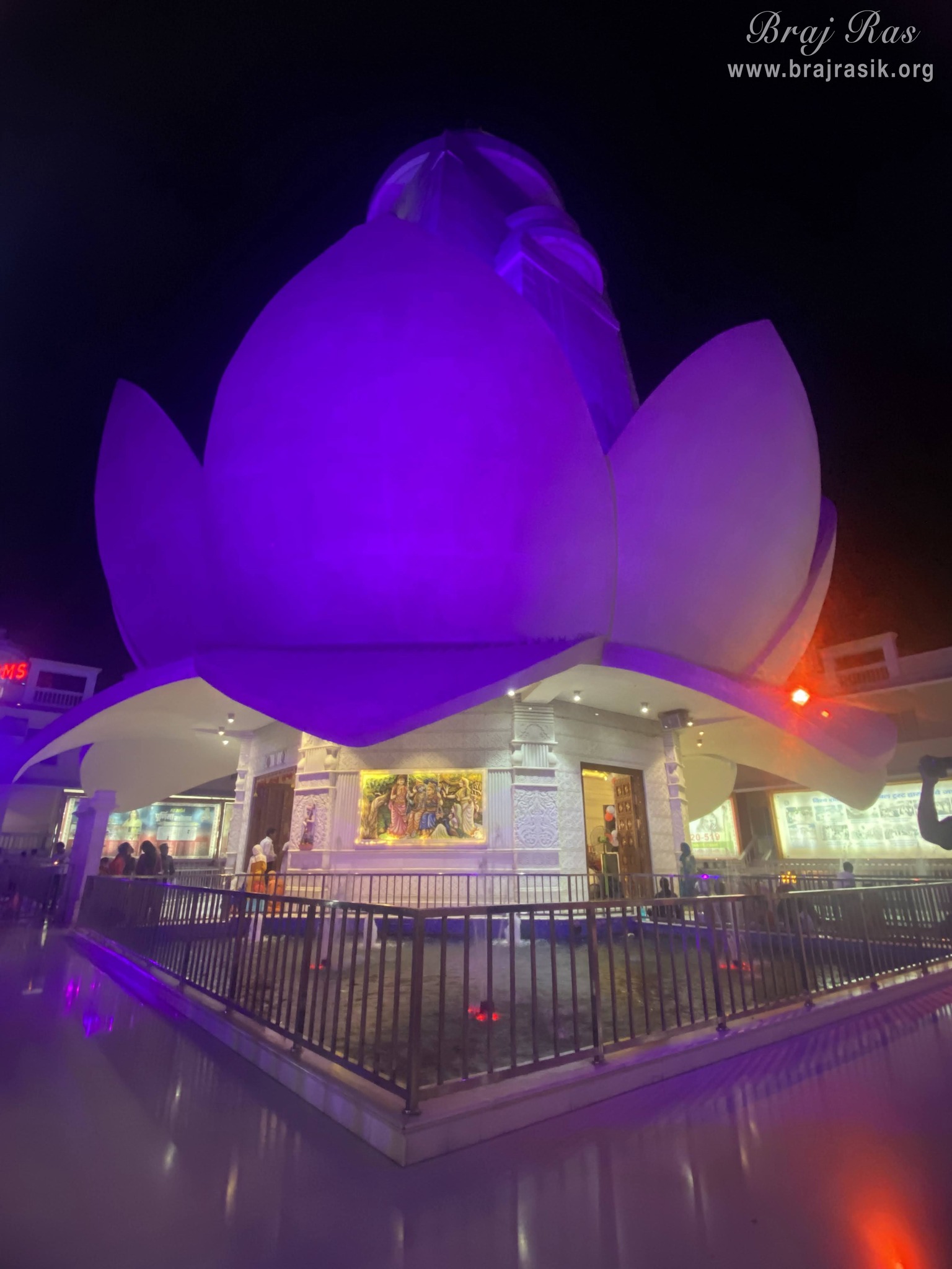 श्री प्रियकांत जू मंदिर, वृंदावन का शाम का सुंदर दृश्य ।