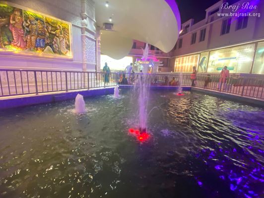 A nice view of the water fountain in Shri Priyakant Ju Temple, Vrindavan.