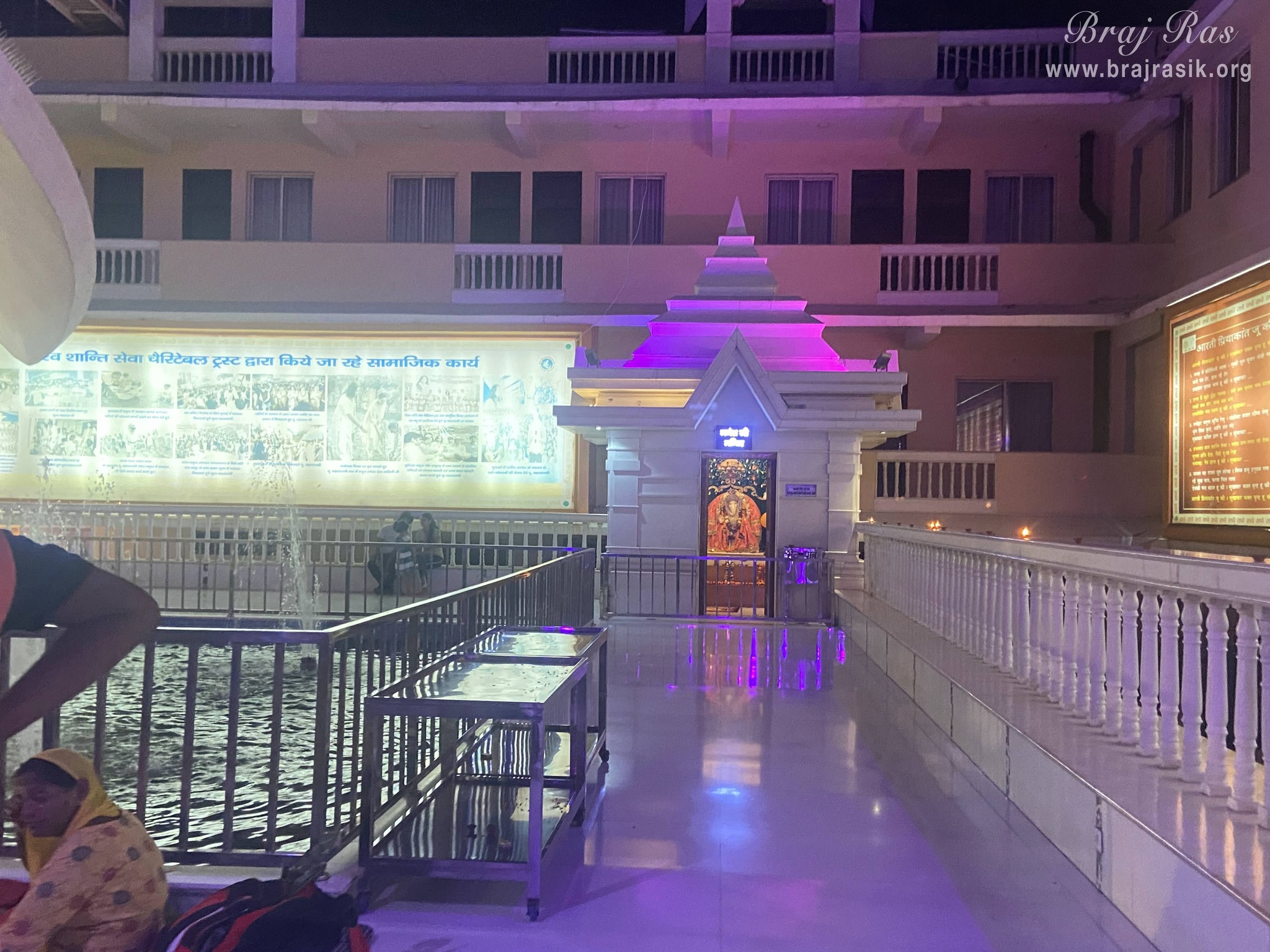 श्री प्रियकांत जू मंदिर, वृंदावन के अंदर भगवान गणेश के मंदिर का दृश्य ।