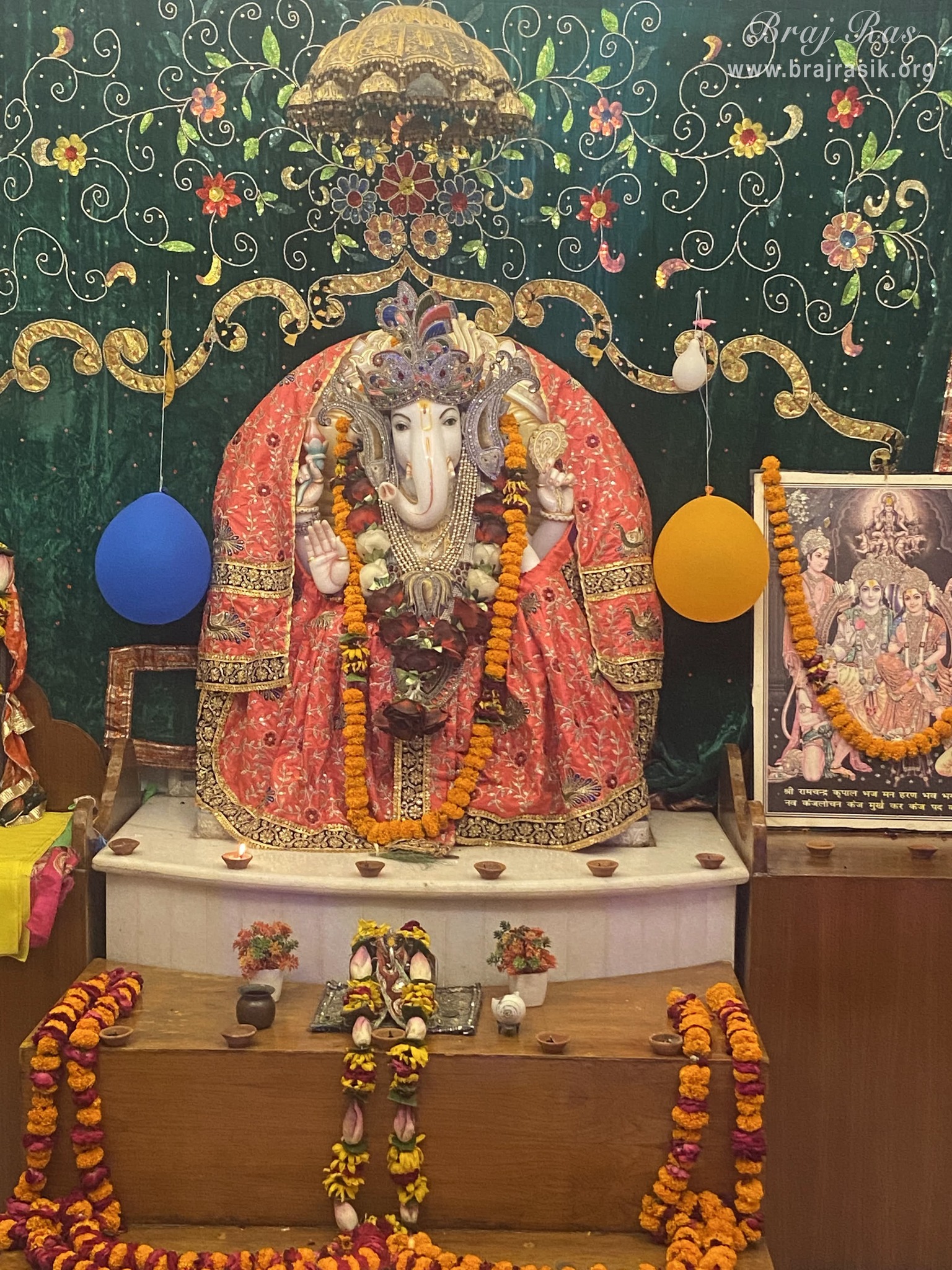 श्री प्रियकांत जू मंदिर, वृंदावन के अंदर भगवान गणेश के निकट से दर्शन ।