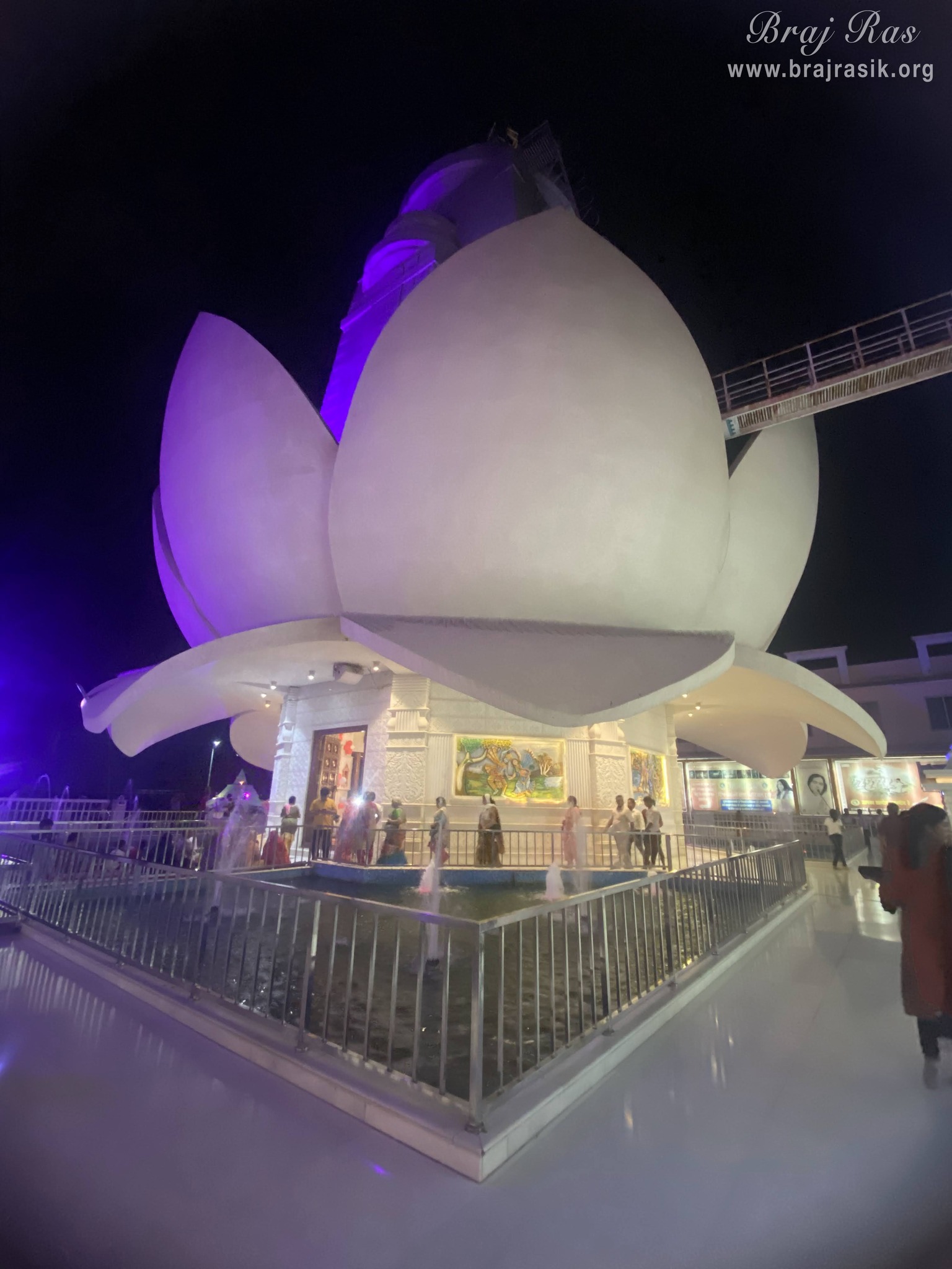 श्री प्रियकांत जू मंदिर, वृंदावन का एक अद्भुत दृश्य ।