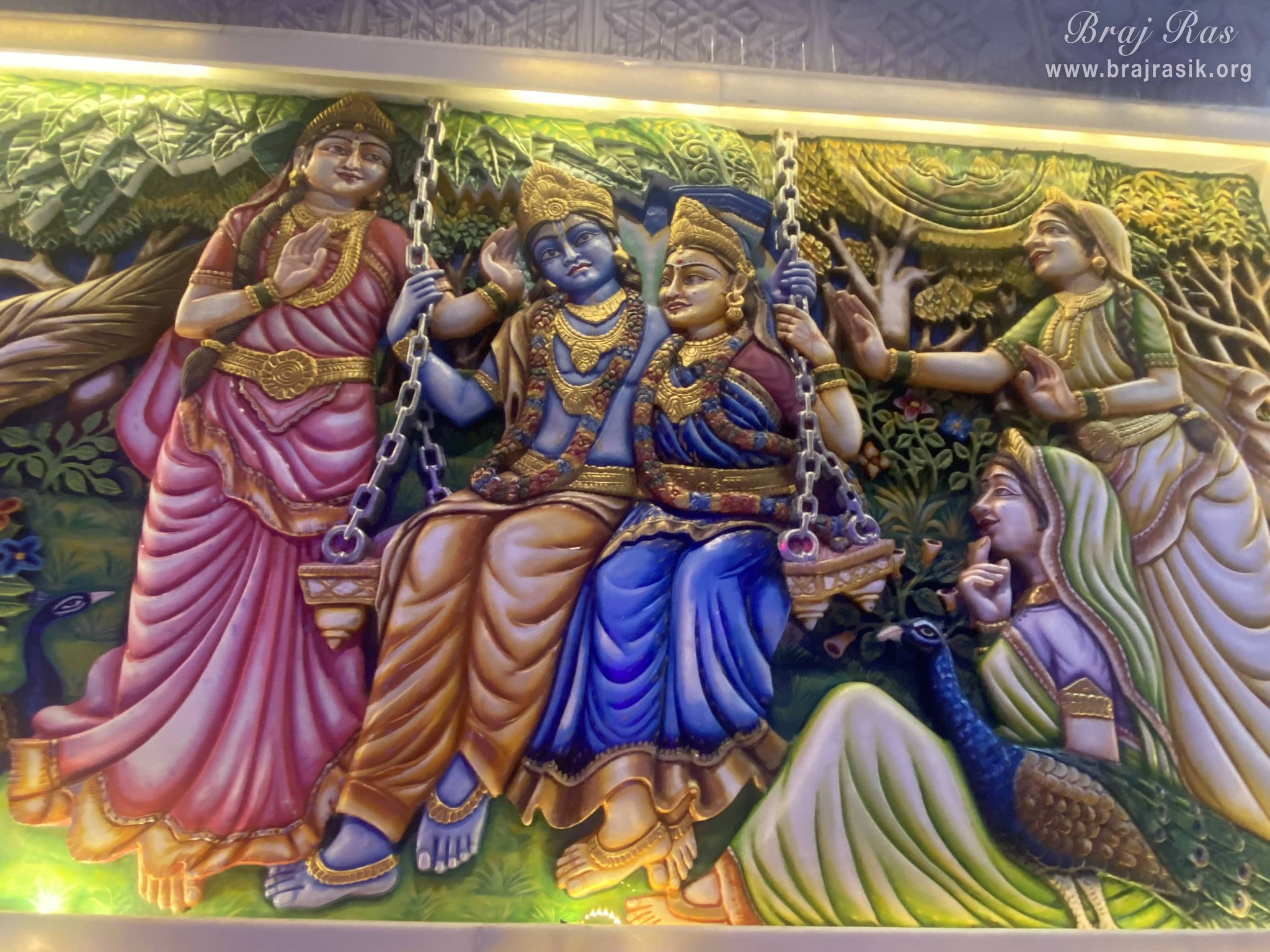 वृंदावन के श्री प्रियकांत जू मंदिर की दीवार पर श्री राधा कृष्ण की झूलन लीला चित्रित है ।