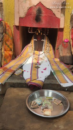 Close darshan of the samadhi of Shri Govind Swami in Jatipura, Govardhan.