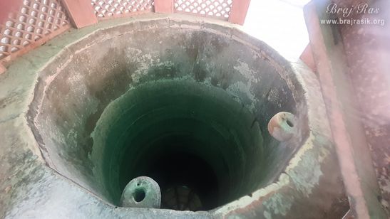 "त्रिवेणी कूप" नामक प्राचीन कुएँ का निकट से दर्शन, जिसमें सभी तीर्थ स्थानों का जल समाहित है, जो भांडिरवन में स्थित है।