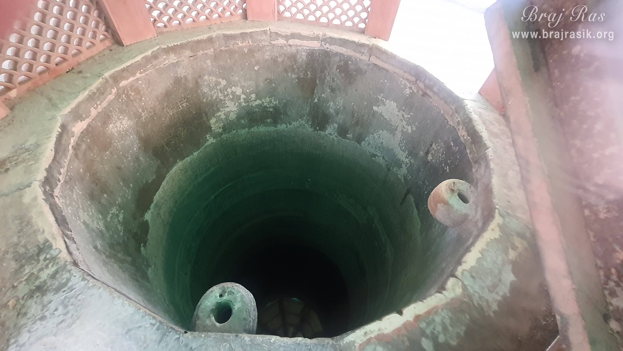 "त्रिवेणी कूप" नामक प्राचीन कुएँ का निकट से दर्शन, जिसमें सभी तीर्थ स्थानों का जल समाहित है, जो भांडिरवन में स्थित है।