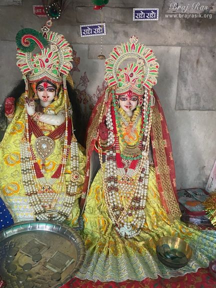 Beautiful darshan of Shri Radha Krishn getting married in Bhandirvan.