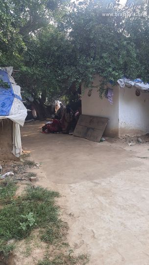 Another view of the huts of saints near the Vanshivat.