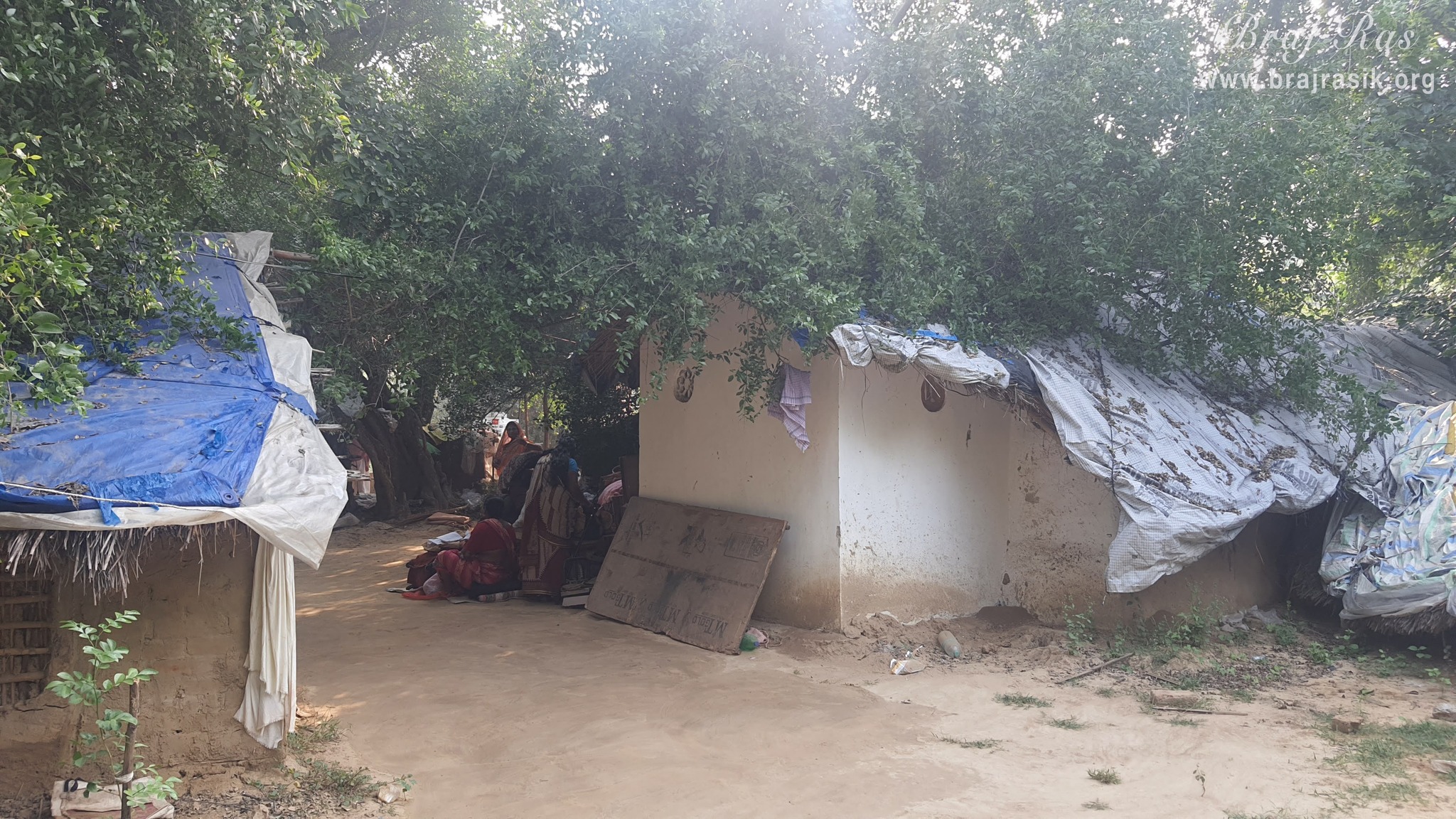 A nice view of the huts of saints near the Vanshivat.