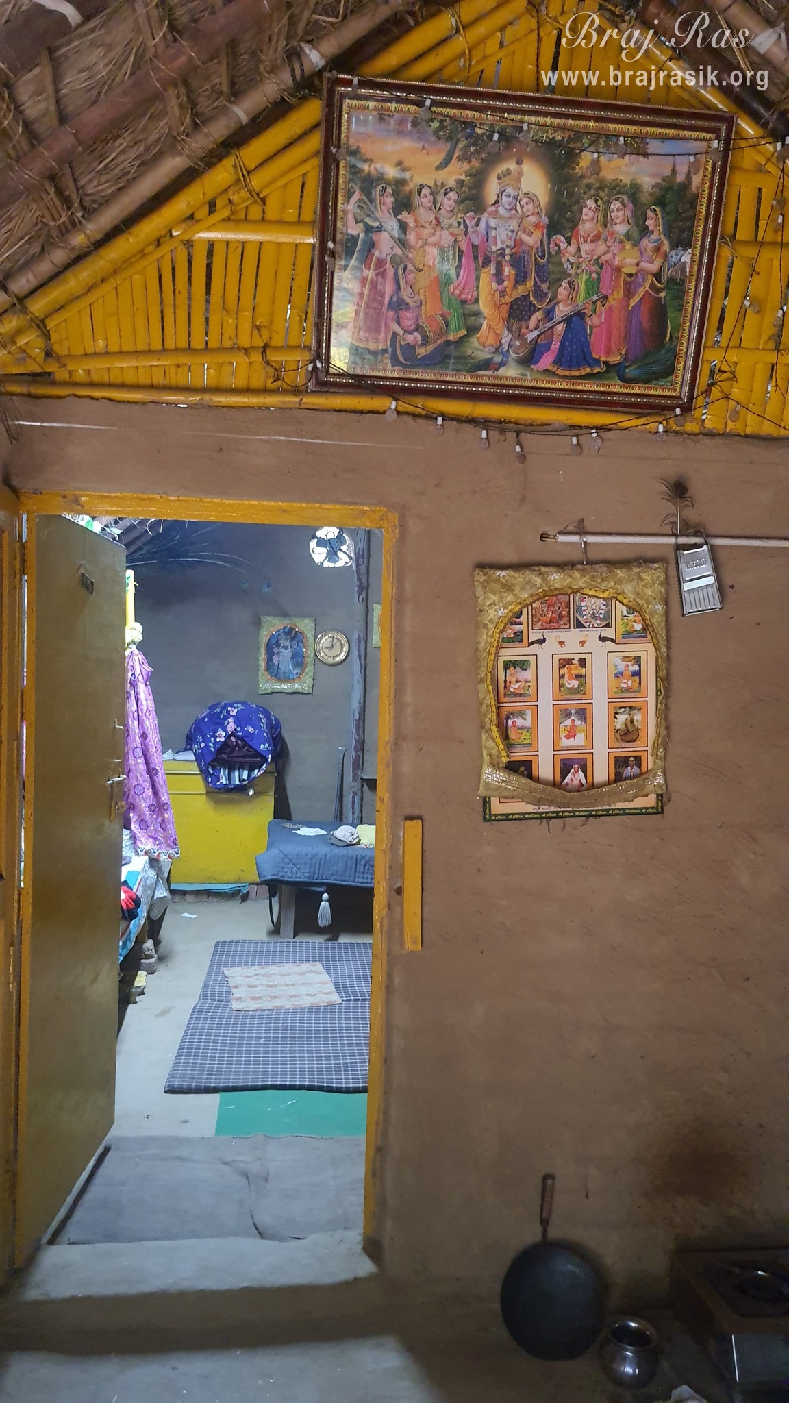 Inside view of the bhajan kutir of a sadhu near Vanshivat.