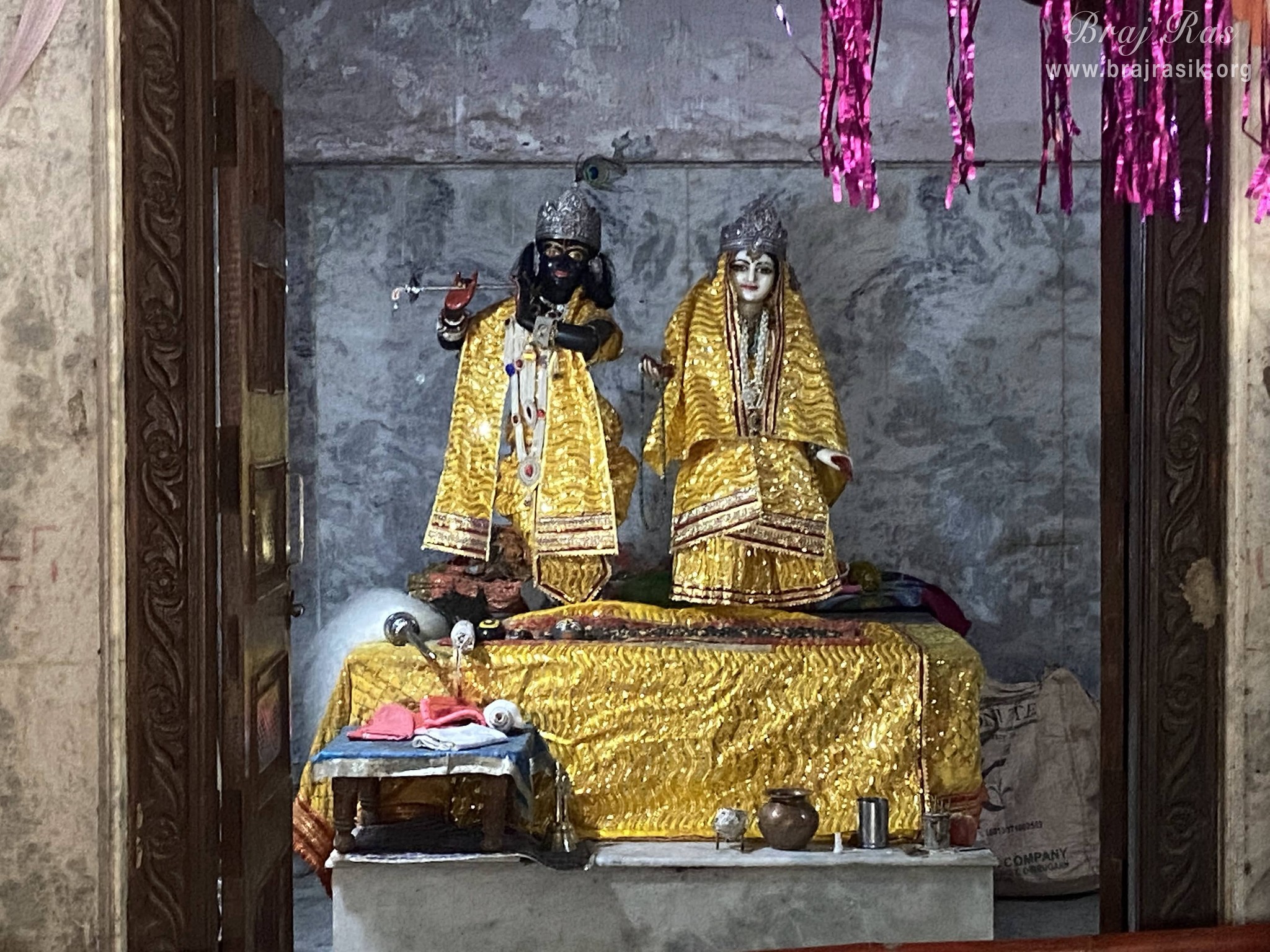 Beautiful darshan of Shri Radha Krishn in Vanshivat.