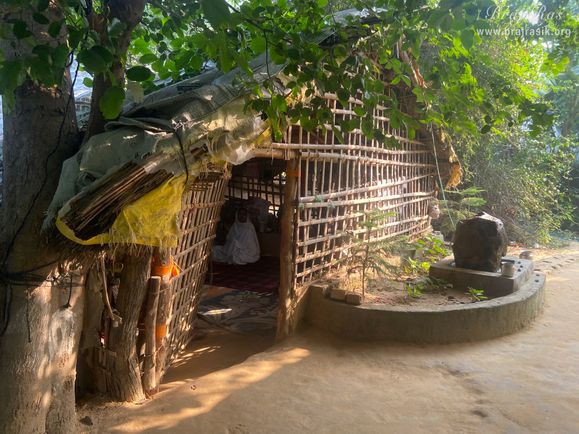 Darshan of bhajan kutir of a sadhu in Vanshivat.