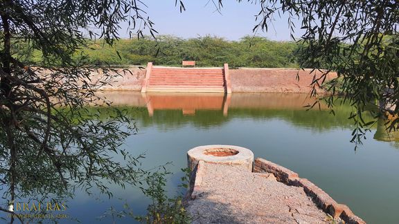 रत्न कुंड गोवर्धन के श्याम कुटी में रत्न सिंहासन के पास स्थित है जहाँ श्री कृष्ण ने श्री राधा को विभिन्न रत्नों से सजाया था।