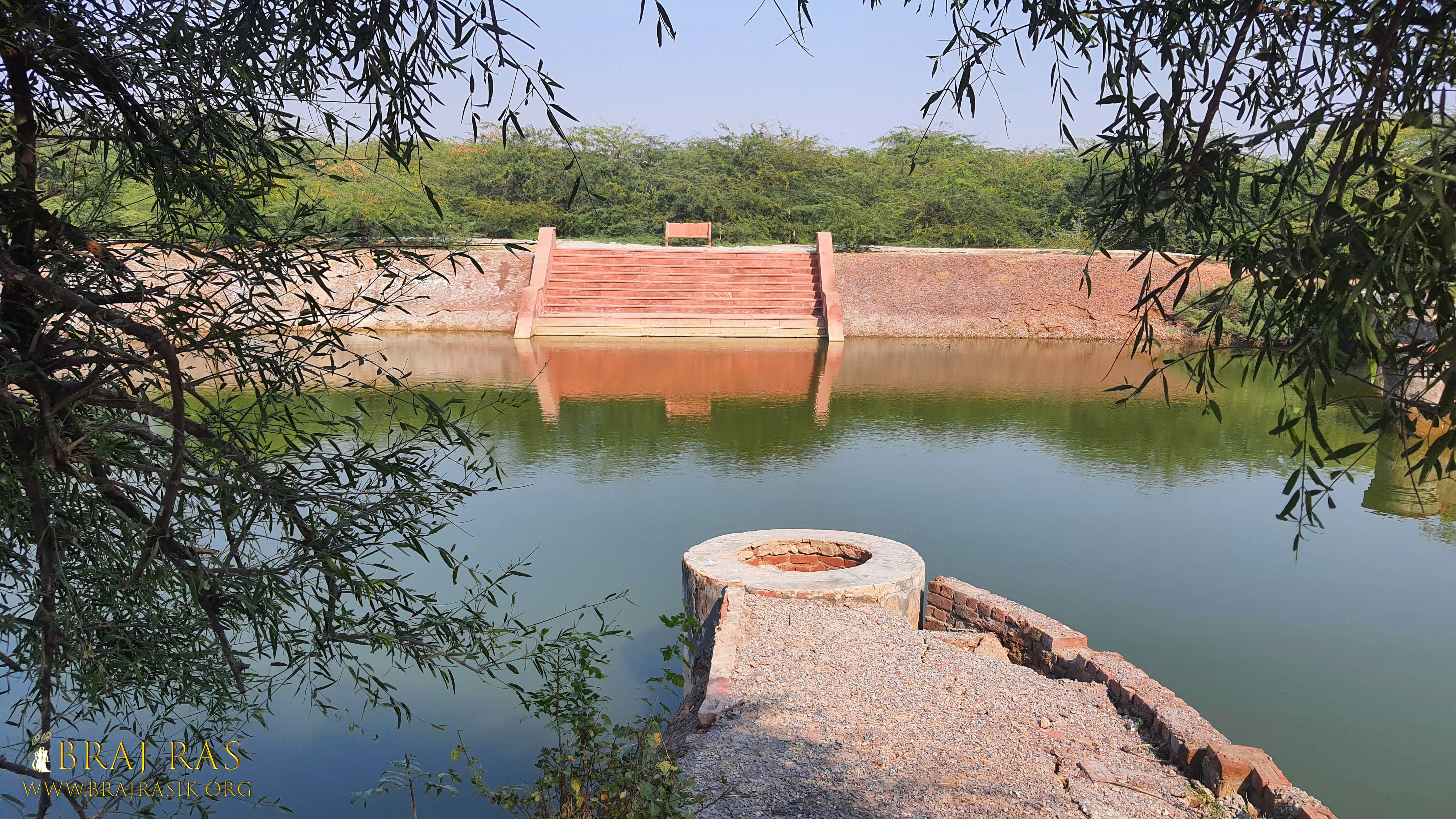 Ratan Kund is located near Ratan Sinhasan at Shyam Kuti, Govardhan where Shri Krishn decorated Shri Radha with various jewels.