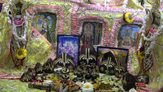 Darshan of various deities inside Shri Bhagwat Niwas, Vrindavan