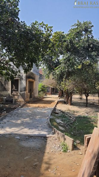 Parikrama path view of Bhagwat Niwas, Vrindavan.