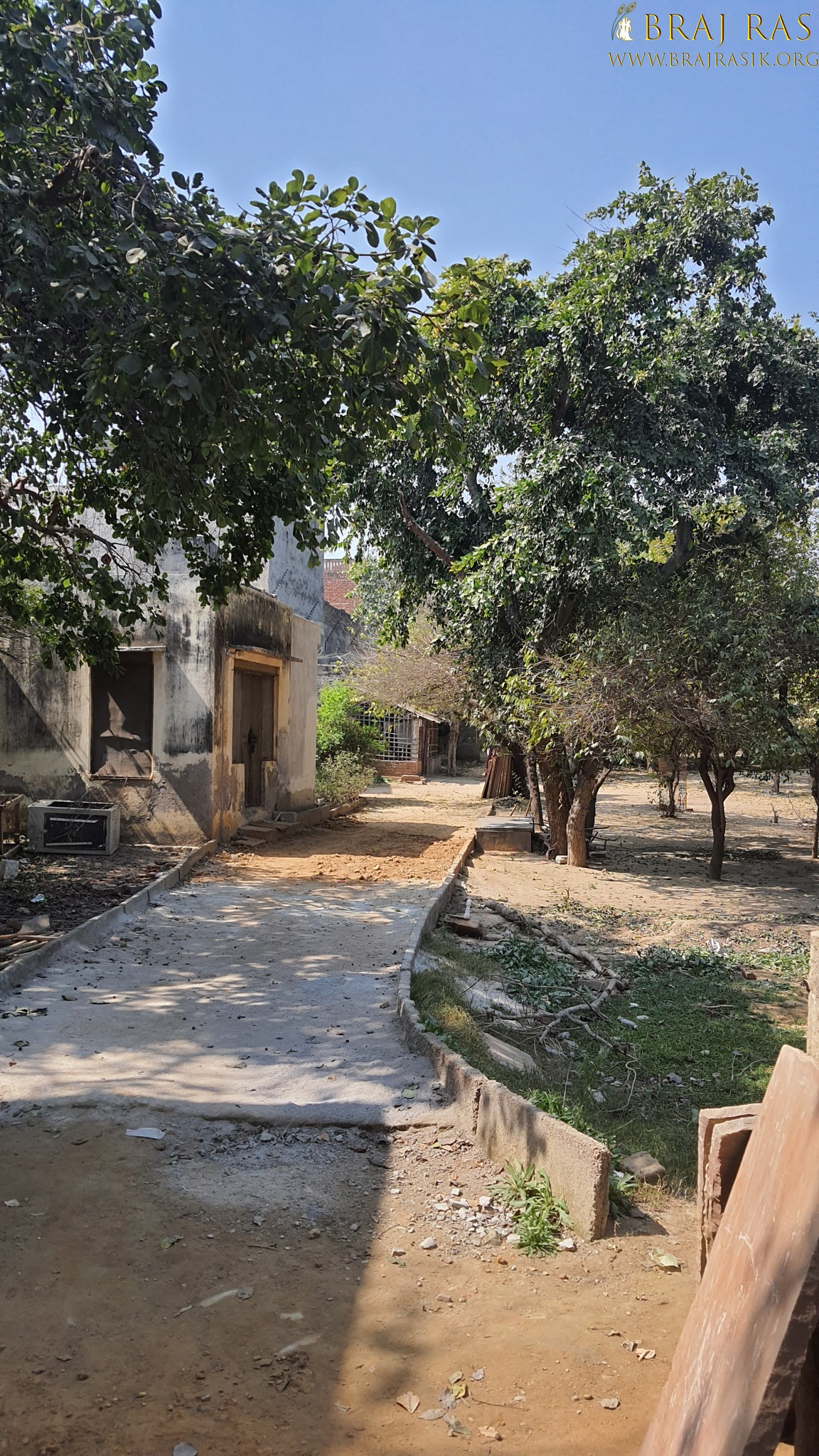 Parikrama path view of Bhagwat Niwas, Vrindavan.