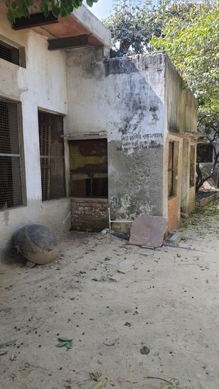 A nice view of a cottage of a devotee inside Bhagwat Niwas, Vrindavan.