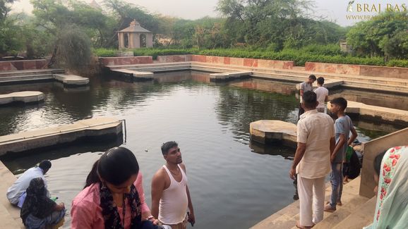 Devotees around Uddhava Kunda, Govardhan.
