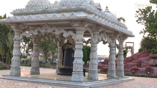 Huge Shivlinga at Rangeeli Mahal, Barsana.