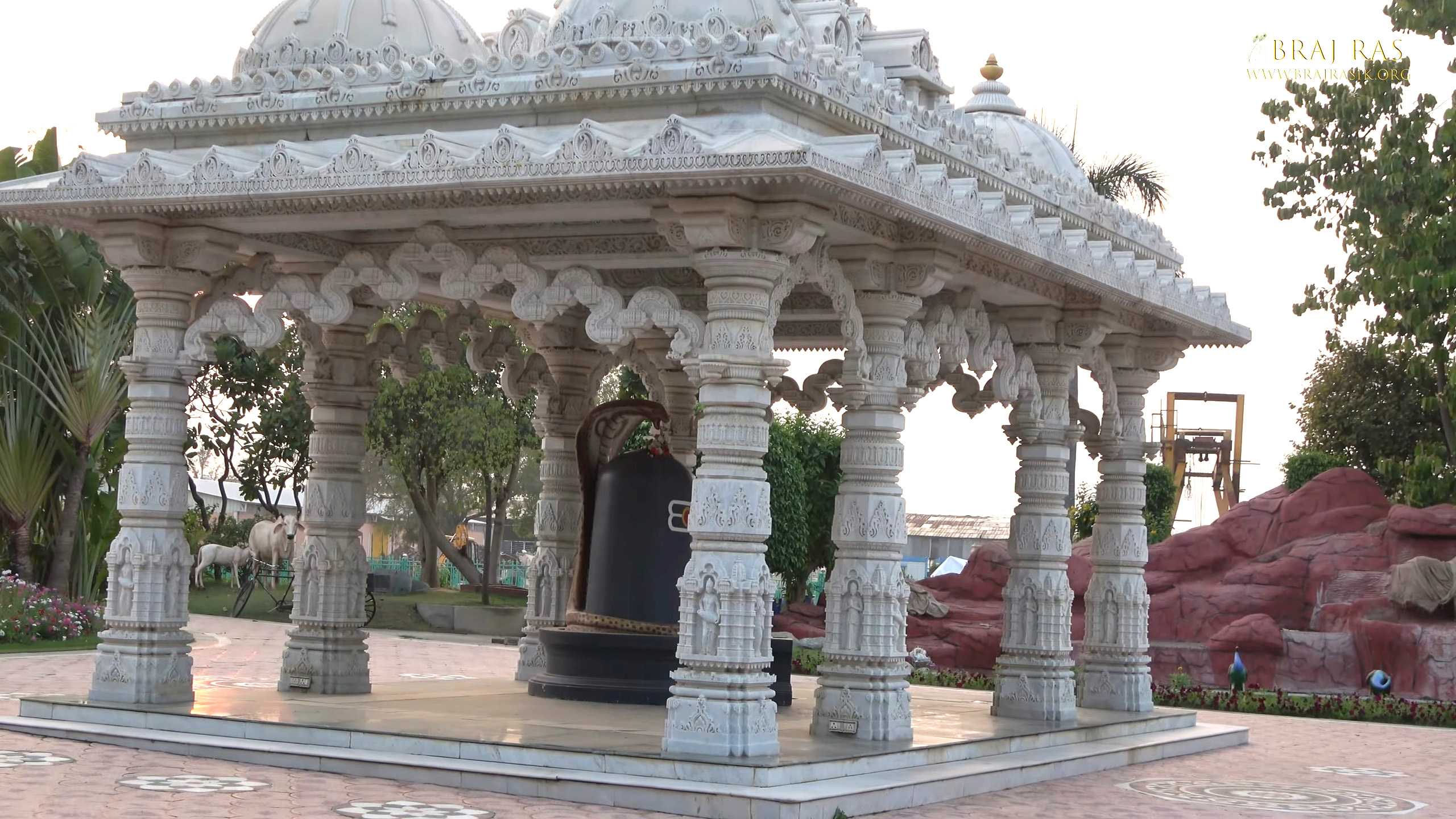 Huge Shivlinga at Rangeeli Mahal, Barsana.