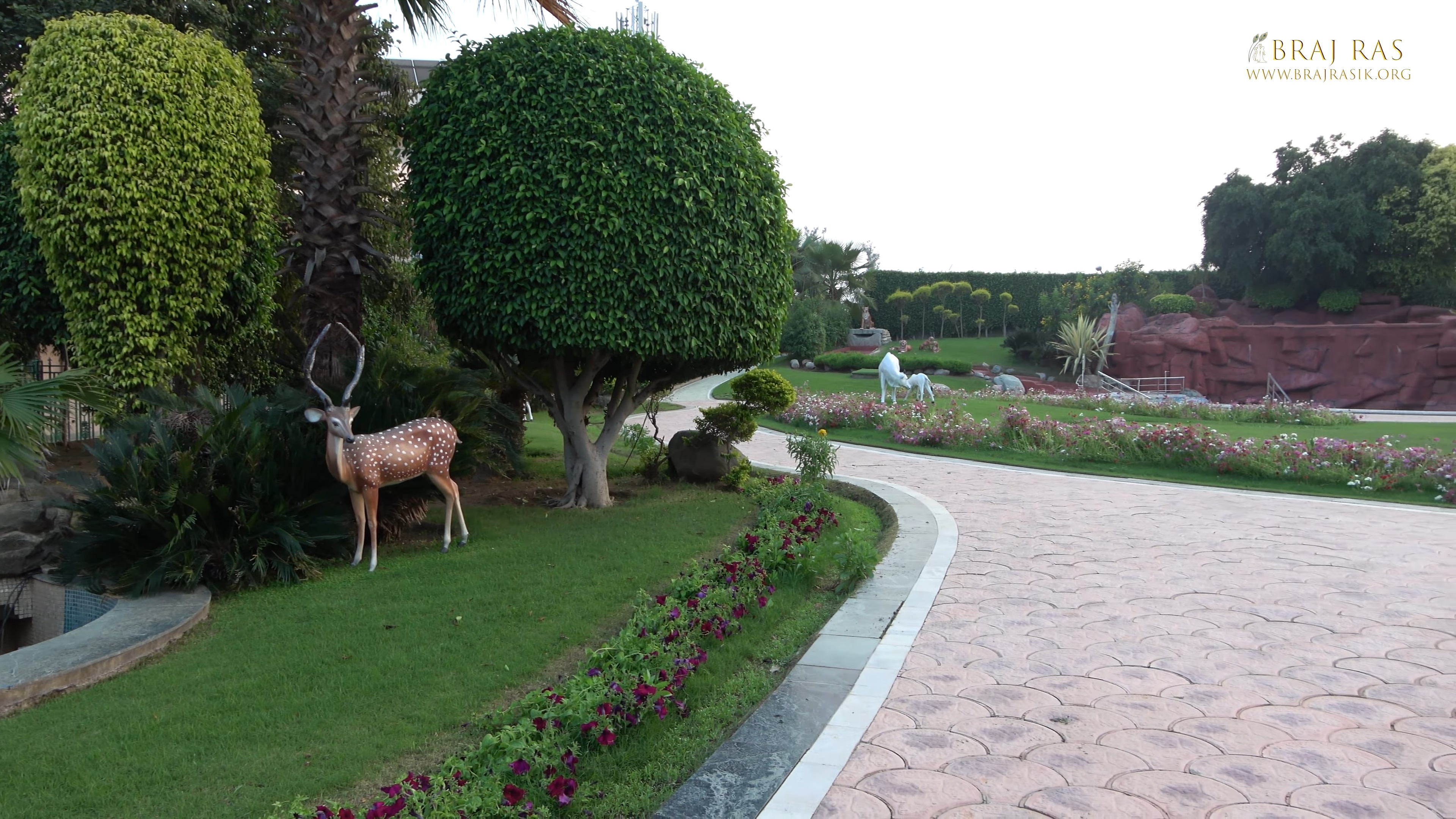Beautiful View of garden at Rangeeli Mahal, Barsana.