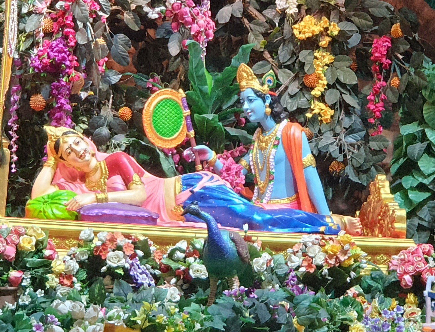 श्री कृष्ण श्री राधा को पंखा करते हुए 