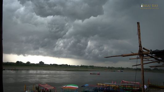 यमुना किनारे वृंदावन में बारिश का मौसम 